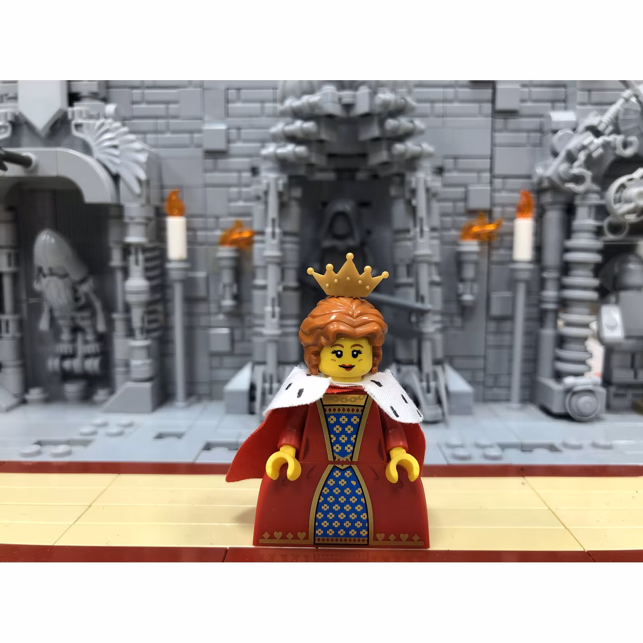 Queen, Series 15 (Complete Set with Stand and Accessories) Queen, Series 15 (Complete Set with Stand and Accessories)